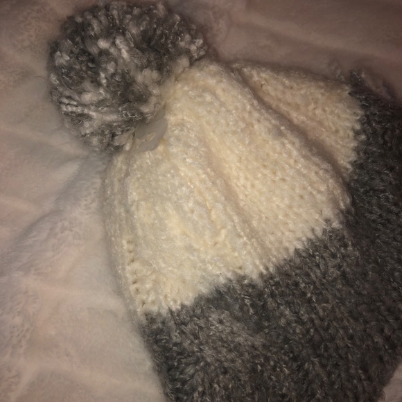 American Eagle Outfitters Pom-Pom Winter Hat - Picture 4 of 4